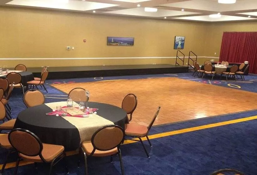 Отель Holiday Inn Express And Suites Columbia University Area, An Ihg