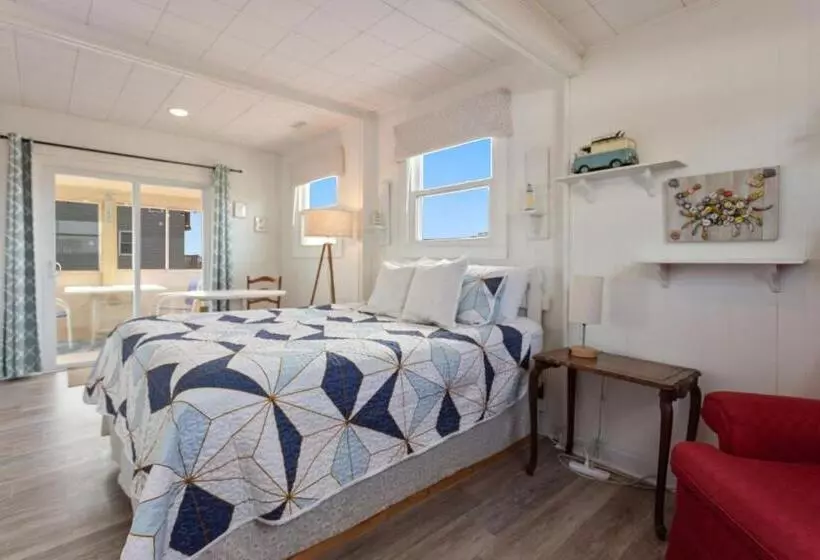 4119 The Dolphin Boat Across Street From Beach