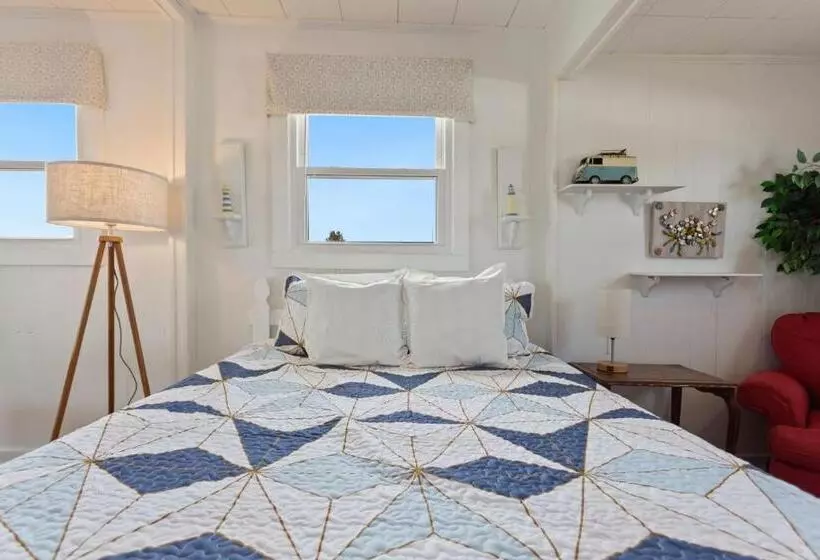 4119 The Dolphin Boat Across Street From Beach