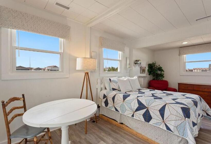 4119 The Dolphin Boat Across Street From Beach