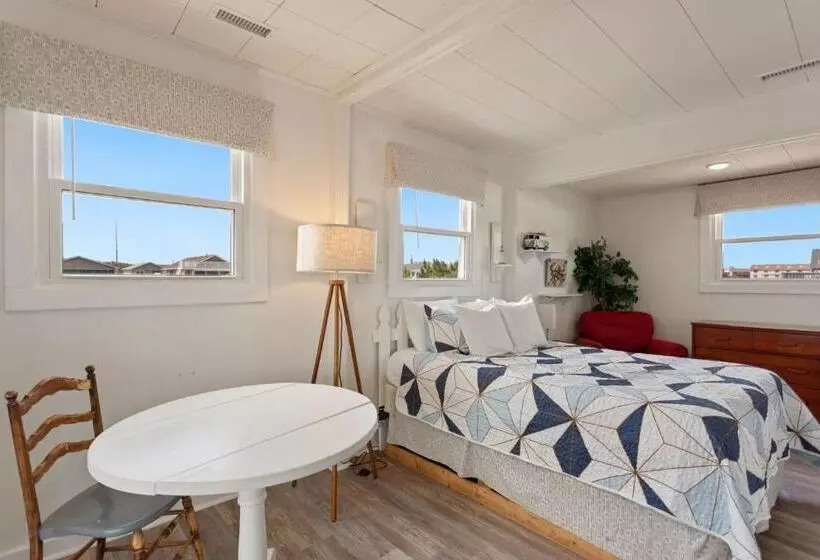 4119 The Dolphin Boat Across Street From Beach