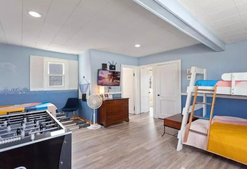 4119 The Dolphin Boat Across Street From Beach