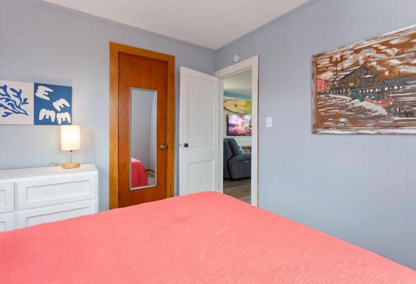 4119 The Dolphin Boat Across Street From Beach