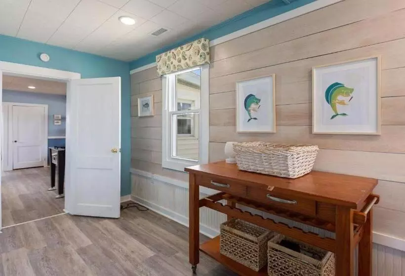 4119 The Dolphin Boat Across Street From Beach