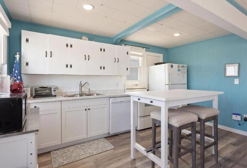 4119 The Dolphin Boat Across Street From Beach