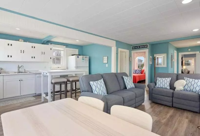 4119 The Dolphin Boat Across Street From Beach