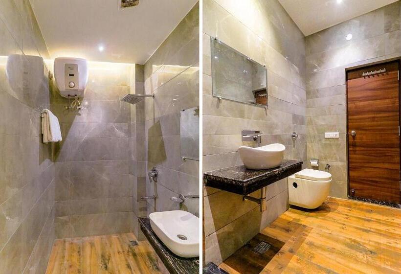 Fabhotel Golden Velvet