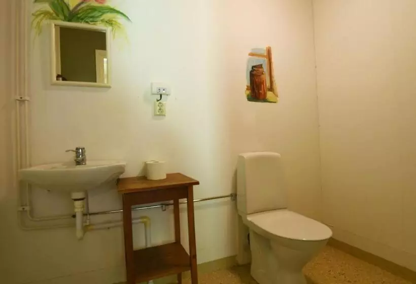 Cozy And Rural Holiday Accommodation 150 Meters From Lake Vanern