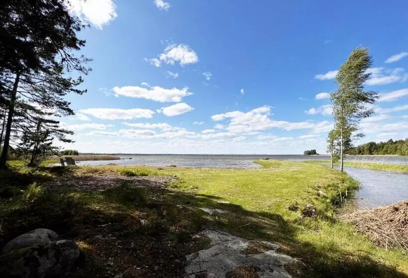 Cozy And Rural Holiday Accommodation 150 Meters From Lake Vanern