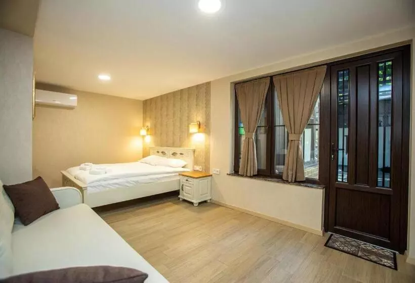 Majatalo семеен хотел чардаците