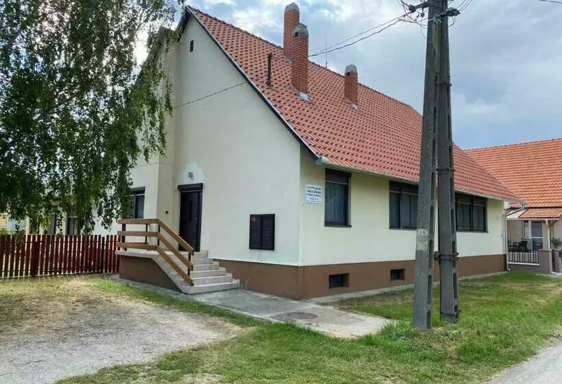 ペンション Napsugár üdülőház