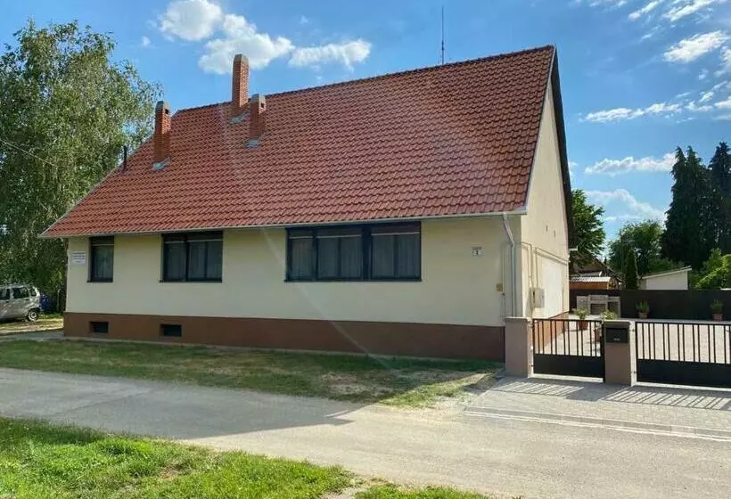 ペンション Napsugár üdülőház