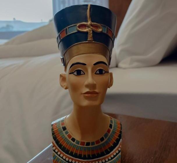 هاستل Queen Pyramids View