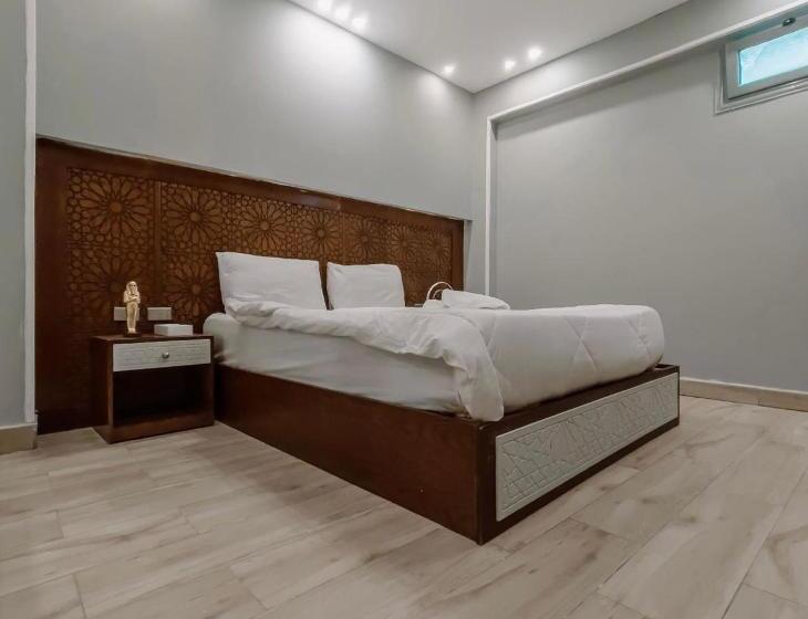 هاستل Queen Pyramids View