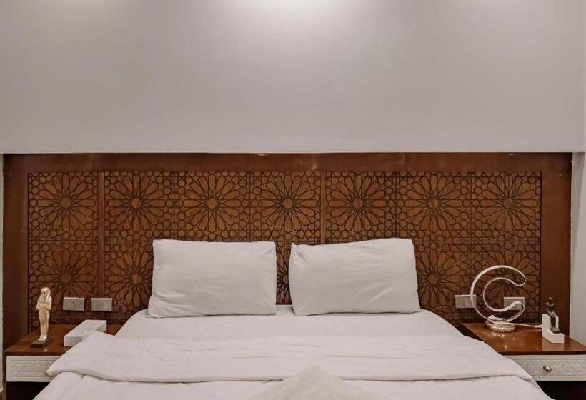 هاستل Queen Pyramids View