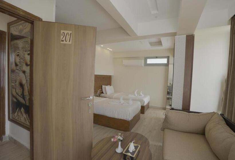 هاستل Queen Pyramids View