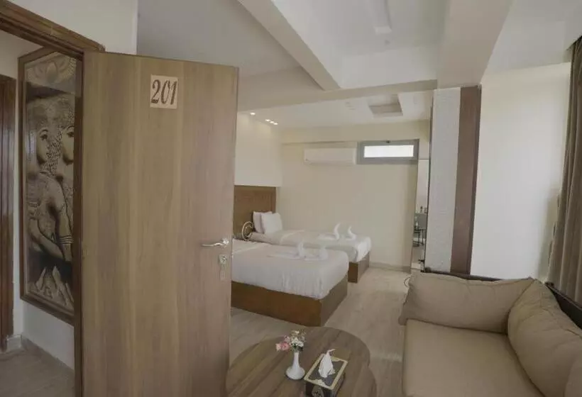 هاستل Queen Pyramids View