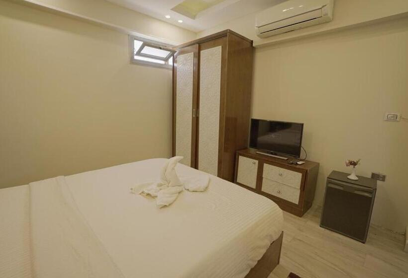 هاستل Queen Pyramids View