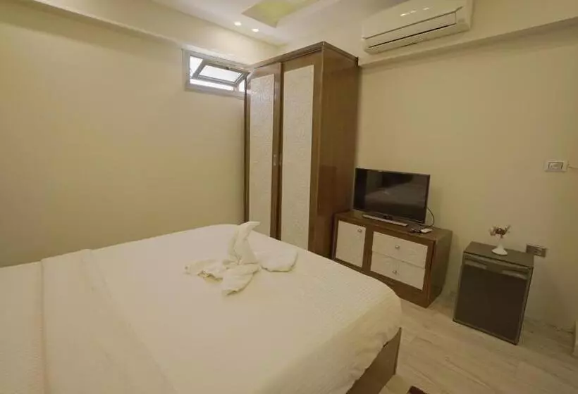 هاستل Queen Pyramids View