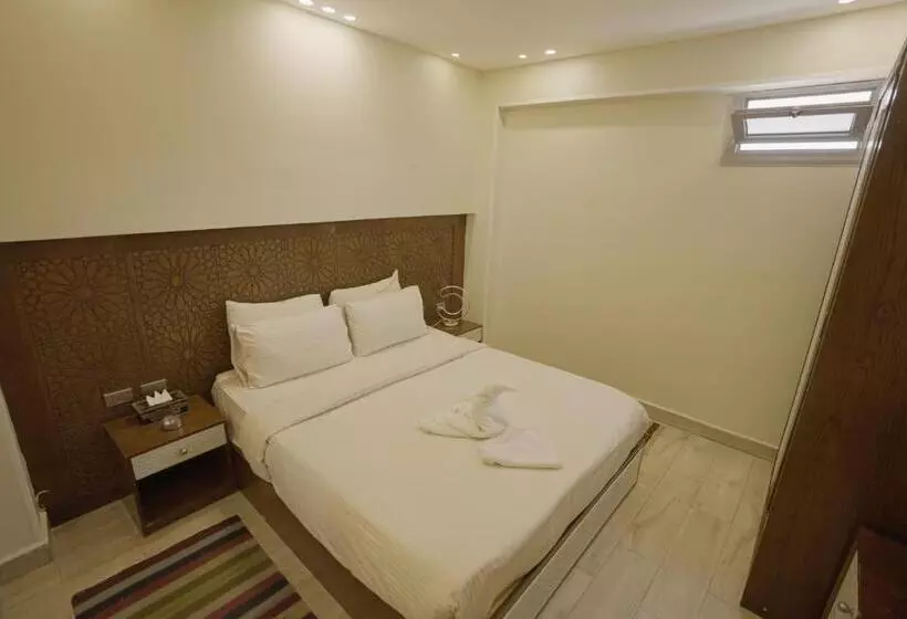 هاستل Queen Pyramids View