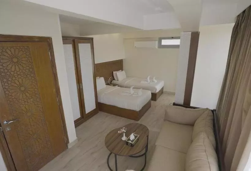 هاستل Queen Pyramids View