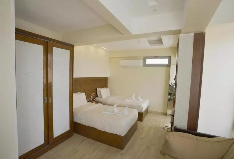 هاستل Queen Pyramids View