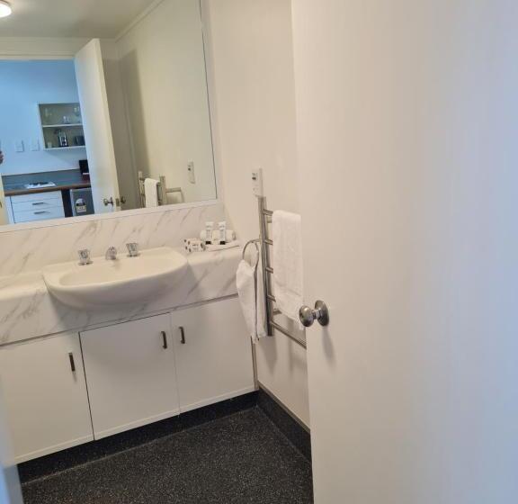 The Wharf Seaview Apartments By Avi