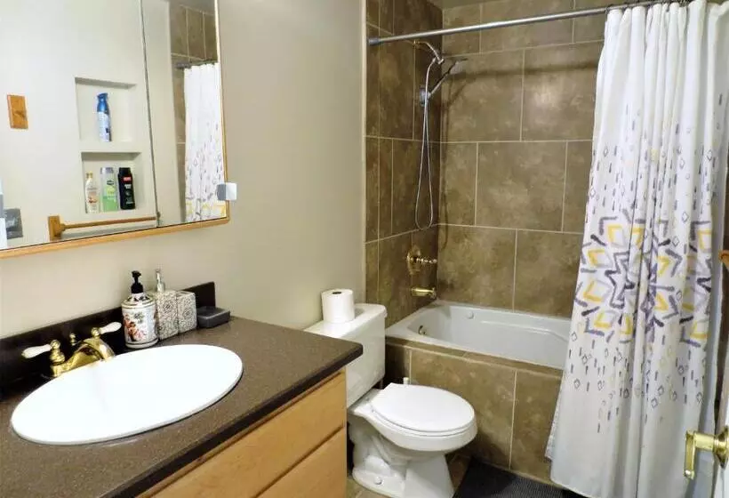 Entire Huge Basement! Fast Wifi! Private Entrance!