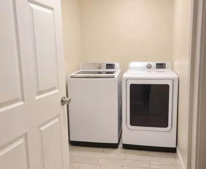 Entire Huge Basement! Fast Wifi! Private Entrance!