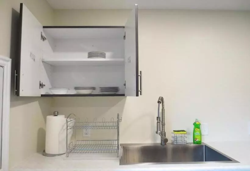 Entire Huge Basement! Fast Wifi! Private Entrance!