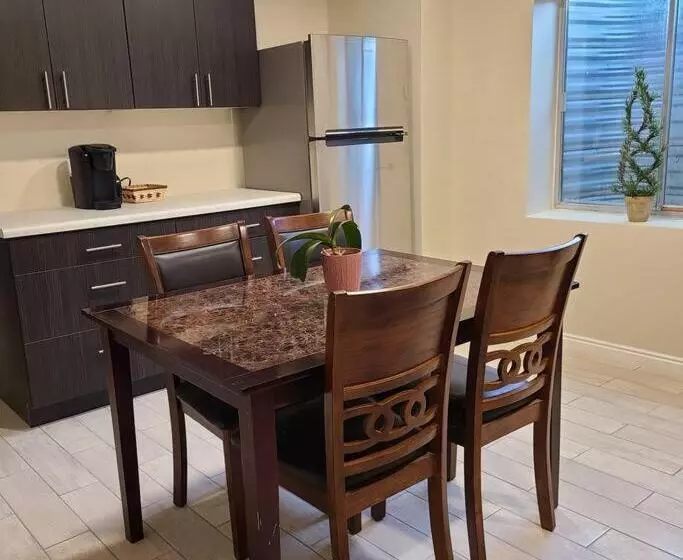 Entire Huge Basement! Fast Wifi! Private Entrance!