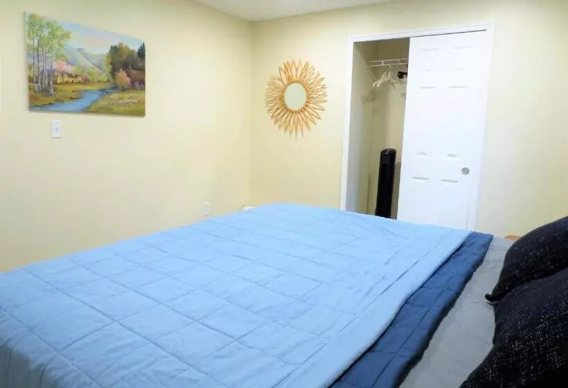 Entire Huge Basement! Fast Wifi! Private Entrance!