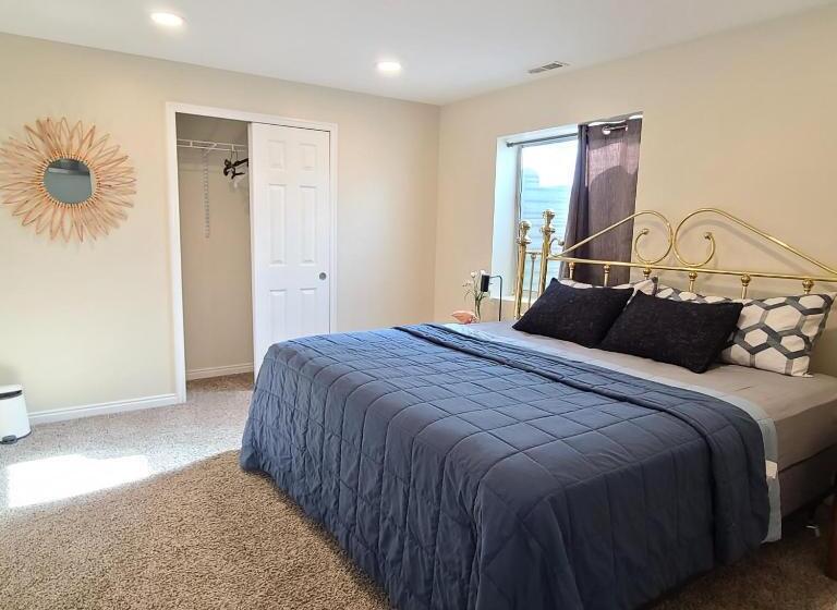 Entire Huge Basement! Fast Wifi! Private Entrance!