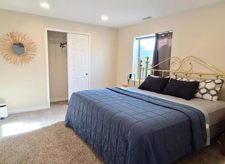 Entire Huge Basement! Fast Wifi! Private Entrance!