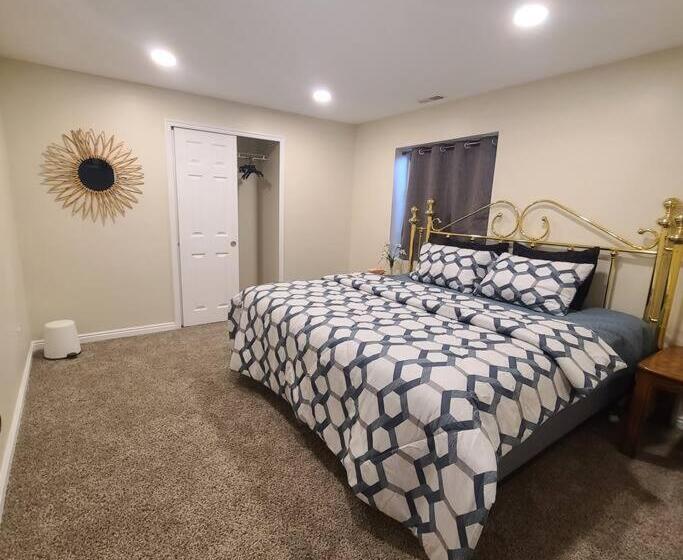 Entire Huge Basement! Fast Wifi! Private Entrance!