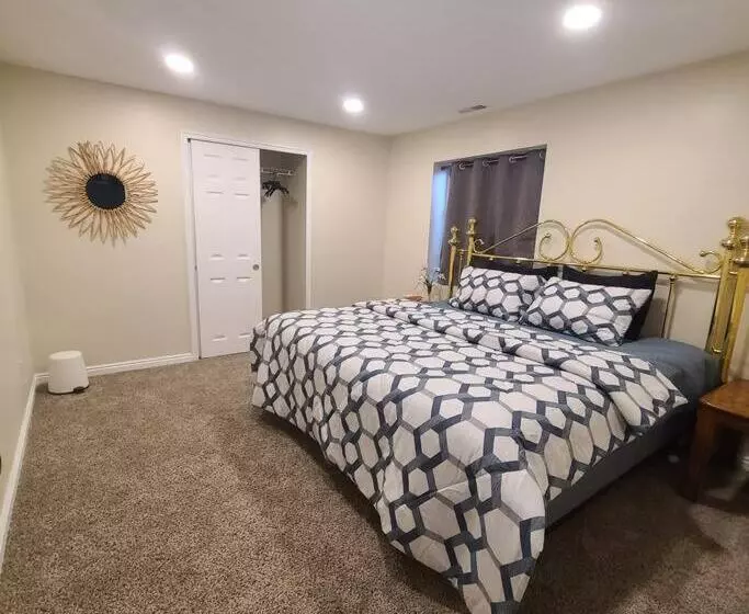 Entire Huge Basement! Fast Wifi! Private Entrance!