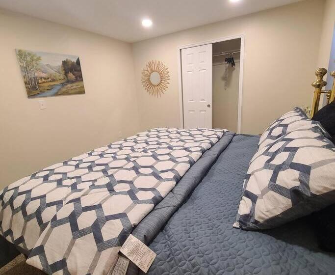 Entire Huge Basement! Fast Wifi! Private Entrance!