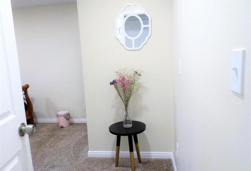 Entire Huge Basement! Fast Wifi! Private Entrance!