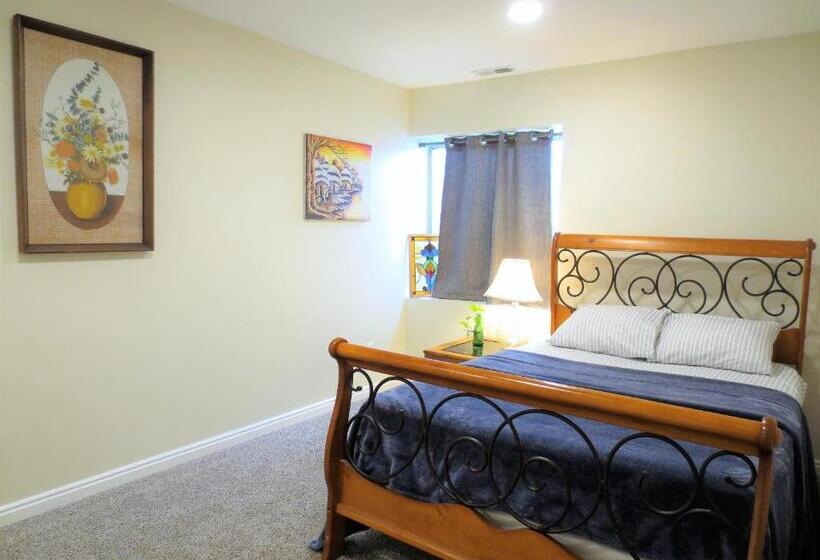 Entire Huge Basement! Fast Wifi! Private Entrance!