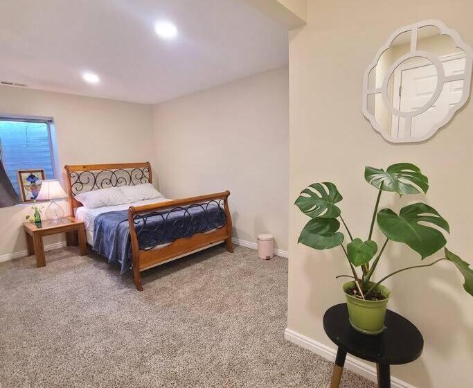 Entire Huge Basement! Fast Wifi! Private Entrance!