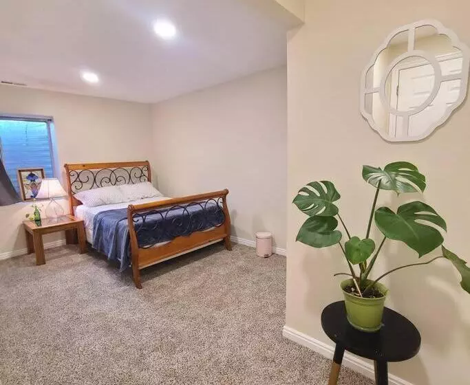 Entire Huge Basement! Fast Wifi! Private Entrance!