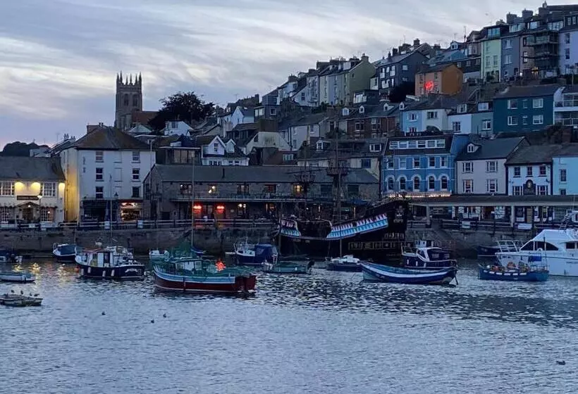 Harbour View Ground Floor Flat With Private Parking, Only 5 Mins Walk To Harbour