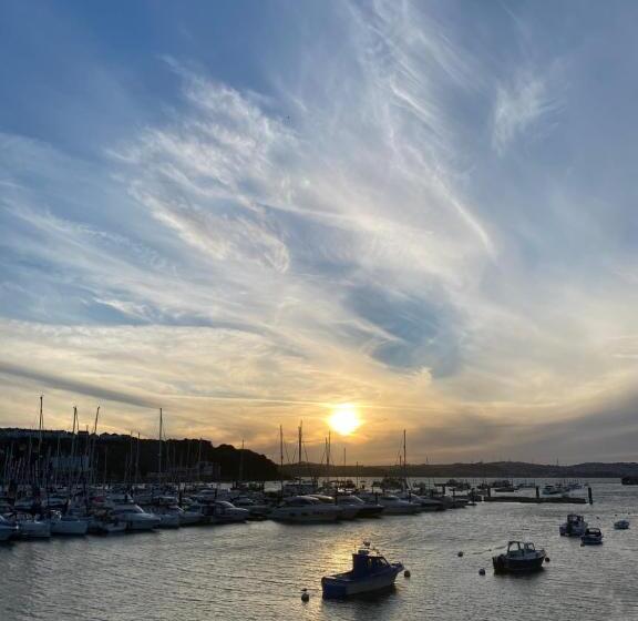 Harbour View Ground Floor Flat With Private Parking, Only 5 Mins Walk To Harbour