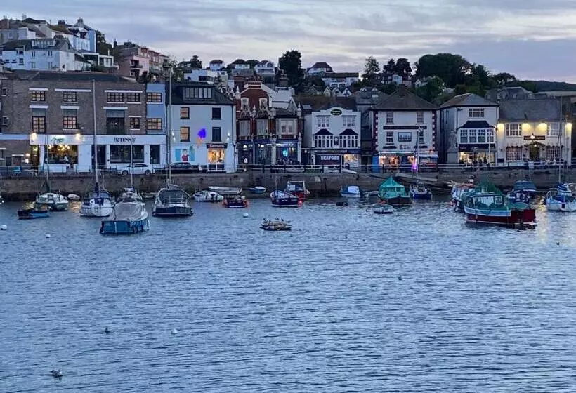 Harbour View Ground Floor Flat With Private Parking, Only 5 Mins Walk To Harbour