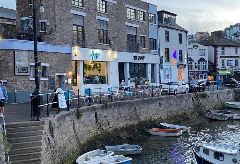 Harbour View Ground Floor Flat With Private Parking, Only 5 Mins Walk To Harbour