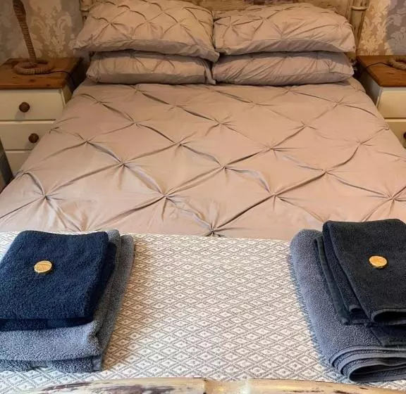 Harbour View Ground Floor Flat With Private Parking, Only 5 Mins Walk To Harbour