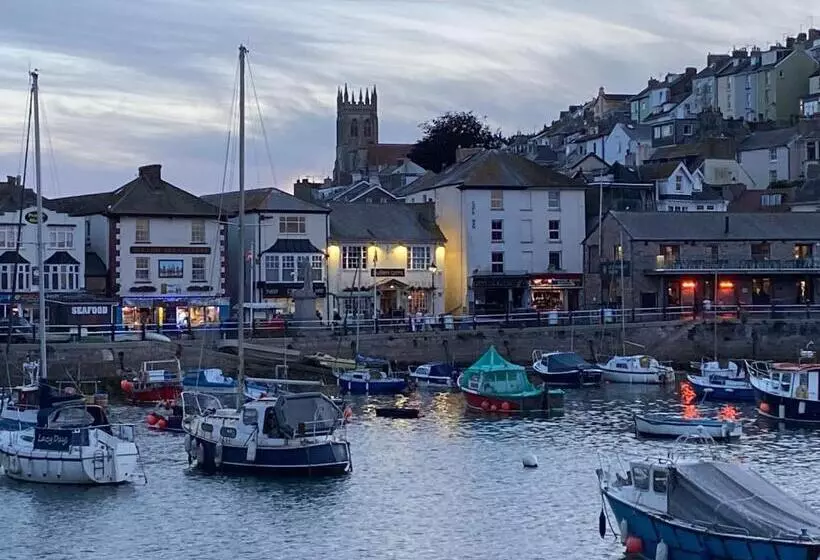 Harbour View Ground Floor Flat With Private Parking, Only 5 Mins Walk To Harbour