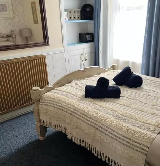 Harbour View Ground Floor Flat With Private Parking, Only 5 Mins Walk To Harbour