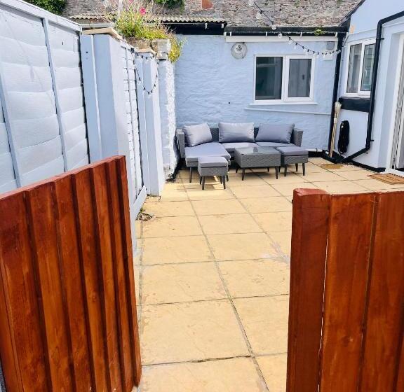 Harbour View Ground Floor Flat With Private Parking, Only 5 Mins Walk To Harbour