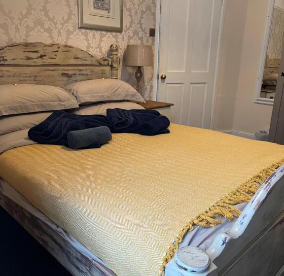 Harbour View Ground Floor Flat With Private Parking, Only 5 Mins Walk To Harbour